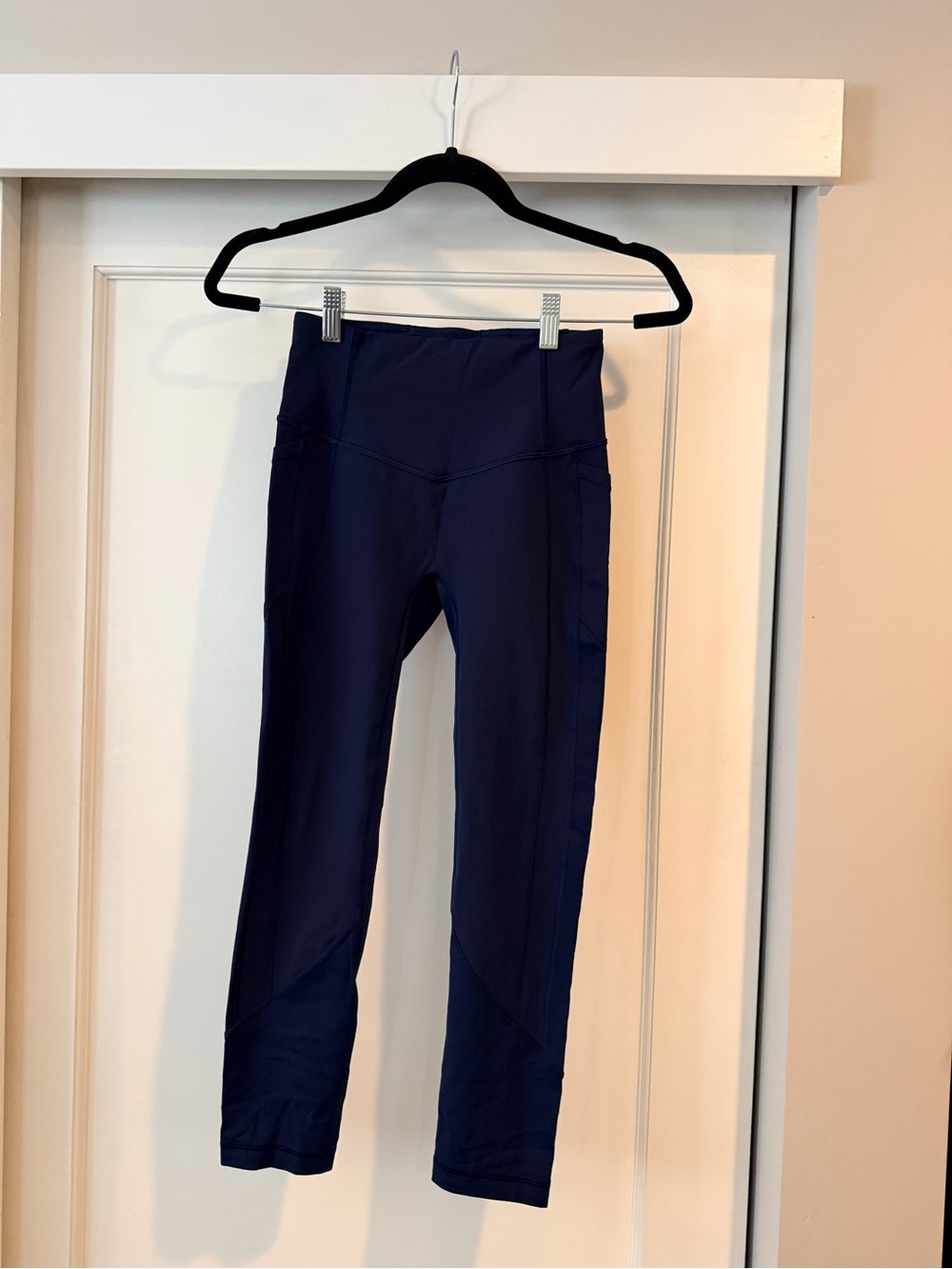 EUC Lululemon Athletica Deep Navy Workout Leggings